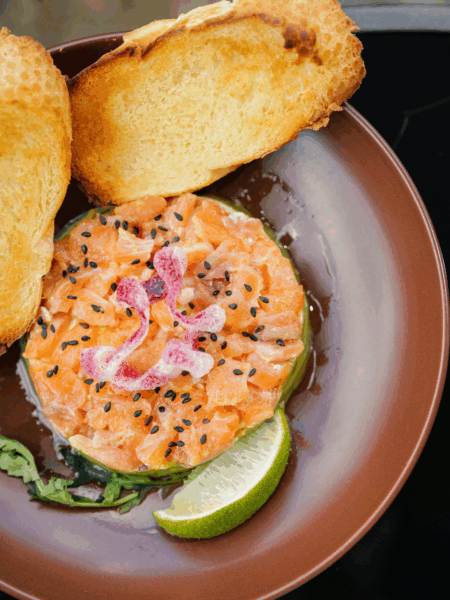tartare de saumon à la mangue et citron vert