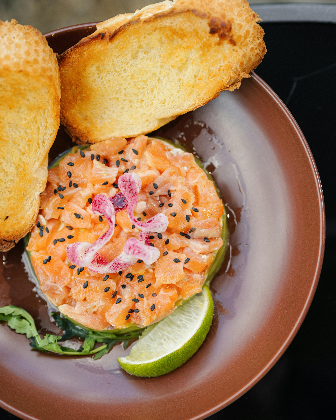 tartare de saumon à la mangue et citron vert